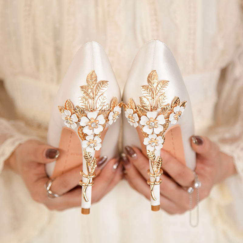 Women Shoes Ysl - รองเท้าสำหรับเจ้าสาวคริสตัลส้นสูงลายดอกไม้ทำจากโลหะหรูหราชุดเดรสผ้าไหมหัวแหลมรองเท้าเซ็กซี่ตื้นรองเท้าหนังส้นสูงไปงานปาร์ตี้