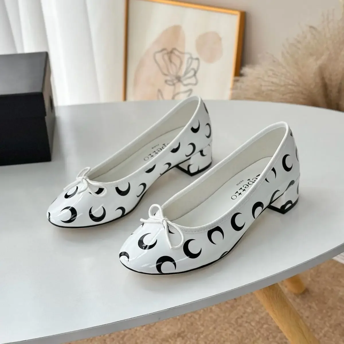 Ballet Flat Women - รองเท้าบัลเล่ต์ทรงกลมพิมพ์ลายดวงจันทร์สำหรับผู้หญิง สีสันตัดกัน ปากตื้น พื้นเรียบ ดีไซน์โบว์ สวยสง่า